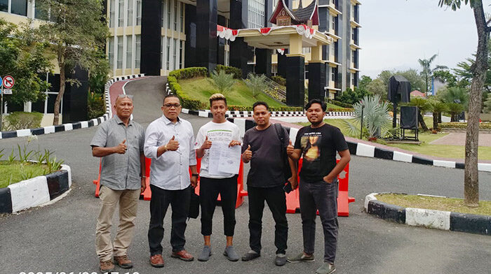 Ismail Raja Tega Kantongi Satu Alat Bukti lagi, Minta Polisi Usut Tuntas Laporan Pemerasan dan Pengancaman oleh Oknum Wartawan 1 MELAPOR—Rahmat EP, warga Silungkang, Kota Sawahlunto bersama kuasa hukumnya, Ismail Novendra melaporkan oknum wartawan ke Polda Sumbar atas dugaan pemerasan dan pengancaman.