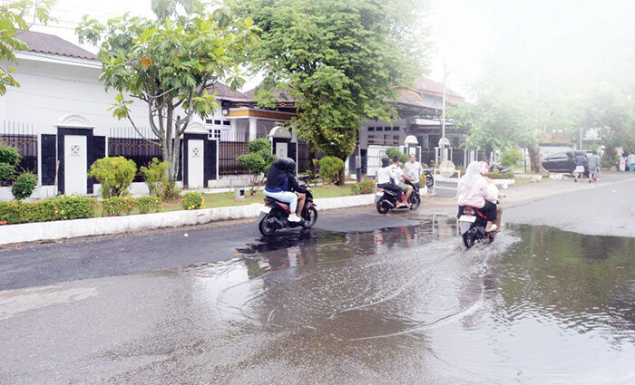 Dinas PUPR Tambal 27 Titik Jalan Berlubang di Flamboyan 1 ????????????????????????????????????