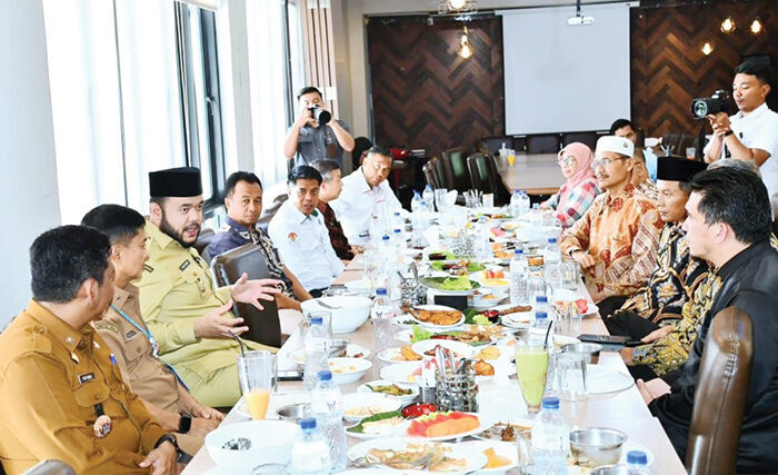 HJK Padang ke-356 Dimeriahkan Delegasi Dunia Melayu Dunia Islam 1 RAPAT PENGURUS DMDI— Wali Kota Padang, Fadly Amran, yang juga menjabat sebagai Ketua DMDI Sumatera Barat, saat memimpin rapat pengurus DMDI Sumbar, Senin (21/7).