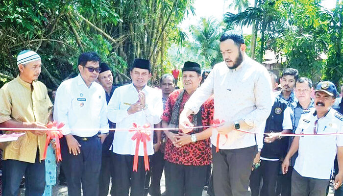 6 Bulan Rusak Parah, Jembatan Pasa Lalang Kini Sudah Bisa Dilalui 1 PERESMIAN JEMBATAN— Wali Kota Fadly Amran Kota Padang, meresmikan jembatan semi permanen sebagai penghubung antara RW 7 dan RW 8 di kawasan Pasa Lalang, Kelurahan Kuranji, Kecamatan Kuranji, Rabu (16/7).