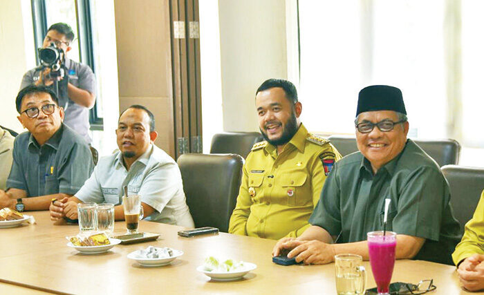 Bertemu Wako Fadly Amran, Ketua DPRD Sumbar Komit Mendukung Pembangunan Kota Padang 1 PERTEMUAN— Pimpinan DPRD Sumbar saat melakukan pertemuan dengan Wali Kota Padang, Fadly Amran, Wawako Maigus Nasir.
