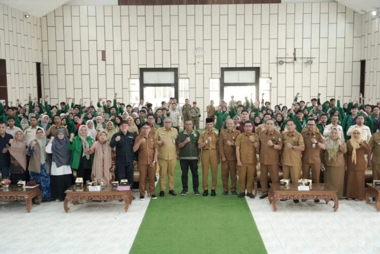 244 Mahasiswa Unand Siap Jadi Duta Ilmu dan Agen Perubahan di Solsel 1 PENYAMBUTAN MAHASISWA UNAND— Wakil Bupati Solok Selatan H. Yulian Efi, menyambut langsung kedatangan 244 mahasiswa Unand beserta dengan Dosen Pembimbing Lapangan (DPL) yang akan melaksanakan KKN pada 7 Juli hingga 18 Agustus mendatang.