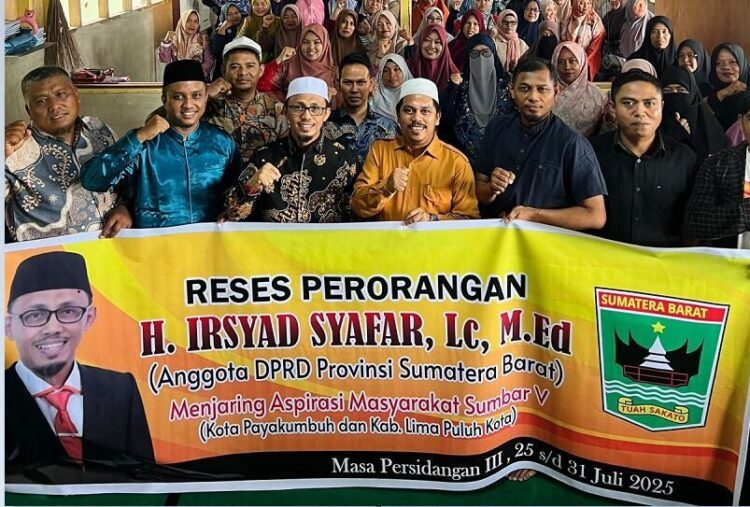 Anggota DPRD Sumbar Irsyad Safar Serap Aspirasi Masyarakat di Nagari Simalanggang, Persoalan Penguatan Pendidikan dan Kekhawatiran Maraknya Pekat Mengemuka 1 RESES PERSEORANGANā Anggota DPRD Sumbar Irsyad Syafar bersama masyarakat dalam kegiatan perseorangan masa sidang ketiga Tahun 2025 di SD IT Ar Risalah, Nagari Simalanggang, Kecamatan Payakumbuh, Kabupaten Limapuluh Kota.