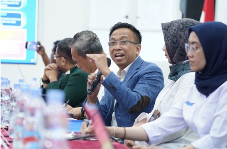 Pemerintah Terus Mengakselerasi Penguatan Ekonomi Desa 1 FORUM MEDIA— Deputi Bidang Koordinasi Tata Niaga dan Distribusi Pangan, Kemenko Bidang Pangan, Tatang Yuliono, memberikan sambutan dalam forum media DIKSI yang digelar Kementerian Komunikasi dan Digital (Komdigi).