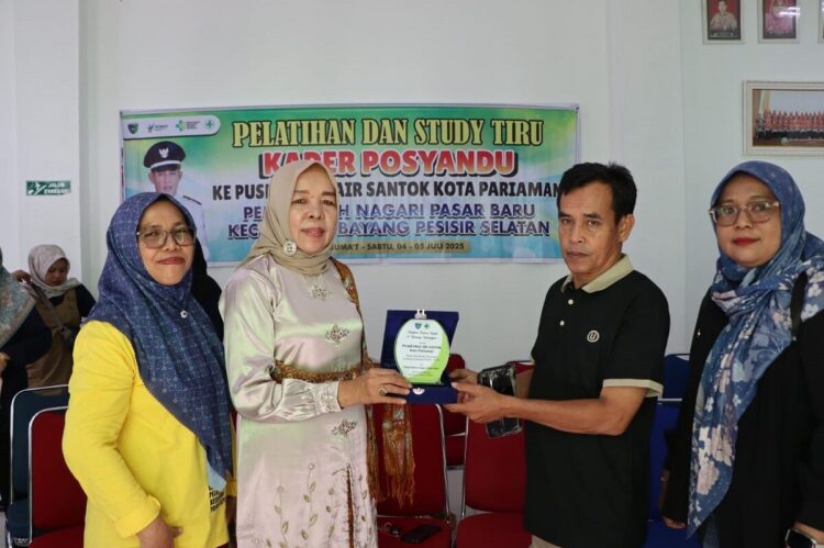 Puskesmas Air Santok Kota Pariaman, Ditetapkan Sebagai Percontohan Nasional 1 SERAHKAN CENDERA MATA— Kepala Dinas Kesehatan Kota Pariaman Nazifah serahkan cendra mata pada tim penilai.