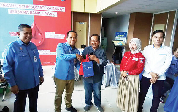 Gelar Aksi Donor Darah untuk Sumbar, Bank Nagari Targetkan 500 Kantong Darah 1 BERIKAN BINGKISAN— Dirut Bank Nagari, Gusti Candra memberikan bingkisan kepada peserta donor darah yang diselenggarakan oleh Bank Nagari bekerjasama dengan PMI Kota Padang, Rabu (9/7) di Kantor Pusat Bank Nagari.
