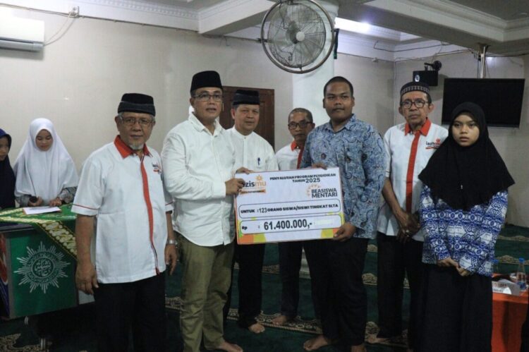 193 Pelajar dan Mahasiswa dapat Beasiswa Lazismu 1 SERAHKAN BEASISWA— Sekda Kota Payakumbuh Rida Ananda menyerahkan bantuan Beasiswa Mentari senilai Rp61.400.000 kepada 123 siswa SLTA penerima manfaat, Minggu (27/7) di Masjid Ansharullah, Payakumbuh.
