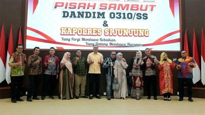 Serentak, Kapolres Sijunjung dan Dandim 0310/SS Gelar Pisah Sambut Bersama Pemkab Sijunjung 1 PISAH SAMBUT— Pemkab Sijunjung menggelar malam pisah sambut Kapolres Sijunjung dari AKBP Andre Anas kepada AKBP Willian Harbensyah dan Dandim 0310/SS dari Letkol Inf Reno Handoko, kepada Letkol Czi Joko Stradona di Balairung Lansek Manih pada Selasa (8/7) malam.