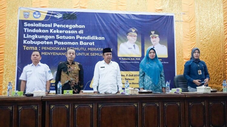 Cegah Kekerasan terhadap Anak, Disdik Pasbar Gelar Sosialisasi di Lingkungan Satuan Pendidikan 1 CEGAH KEKERASAN DI SEKOLAH— Asisten I Pemkab Pasbar Setia Bakti, saat menghadiri sosialisasi pencegahan kekerasan di lingkungan satuan pendidikan, Rabu (2/7), di Aula Kantor Bupati Pasaman Barat.