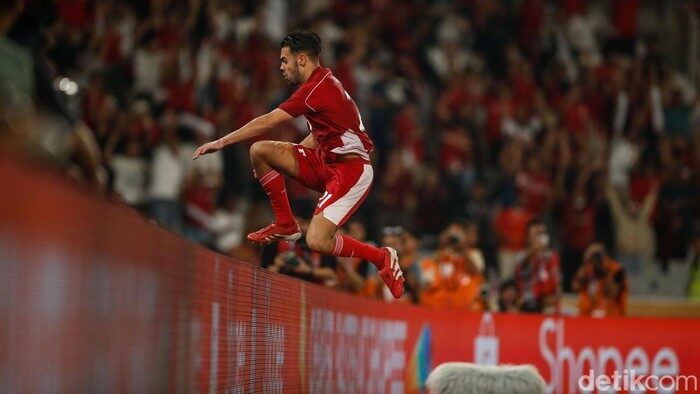 Kalahkan Thailand Lewat Drama Adu Penalti, Timnas Indonesia Lolos ke Final Piala AFF U-23 2025 1 SELEBRASI-Pemain Timnas Indonesia U-23, Jens Raven melakukan selebrasi usai membobol gawang Thailand.