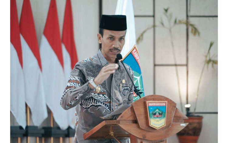 Dukung TMMD ke-125, Pemkab Solsel Berikan Pelayanan Admindukcapil 1 SAMBUTAN—Wakil Bupati Solok Selatan H. Yulian Efi memberikan sambutan saat sosialisasi seputar pelayanan pencatatan sipil oleh Dinas Kependudukan dan Pencatatan Sipil Provinsi Sumatera Barat.