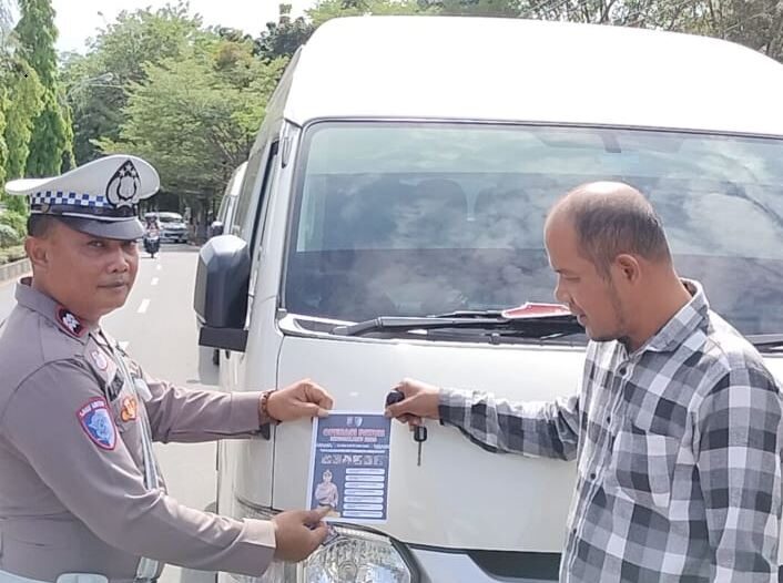 Operasi Patuh Singgalang 2025, Satlantas Polres Pessel Pasang Stiker Sosialisasi di Angkutan Umum 1 PEMASANGAN STIKER—Satlantas Polres Pessel memasang stiker sosialisasi Operasi Patuh Singgalang 2025 disejumlah angkutan umum dan kendaraan, di Kota Painan, Selasa (15/7).