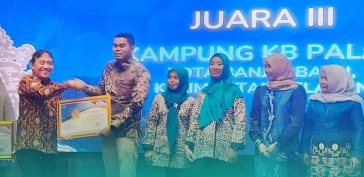 Juara Harapan Nasional, Kampung KB Bajamba TPL Terima Penghargaan dari Kemendukbangga/BKKBN 1 SERAHKAN ENGHARGAAN— Deputi Pengendalian Penduduk BKKBN, Bonivasius Prasetyo Ichtiarto menyerahkan penghargaan kepada Kampung KB Bajamba diterima Lurah TPL, Romi Saputra.