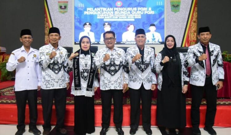 Pengurus PGRI Padangpariaman 2025-2030 Dilantik 1 PELANTIKAN PENGURUS— Bupati Padangpariaman John Kenedy Azis bersama pengurus PGRI Sumbar usai pelantikan jajaran pengurus PGRI Padangpariaman periode 2025-2030.