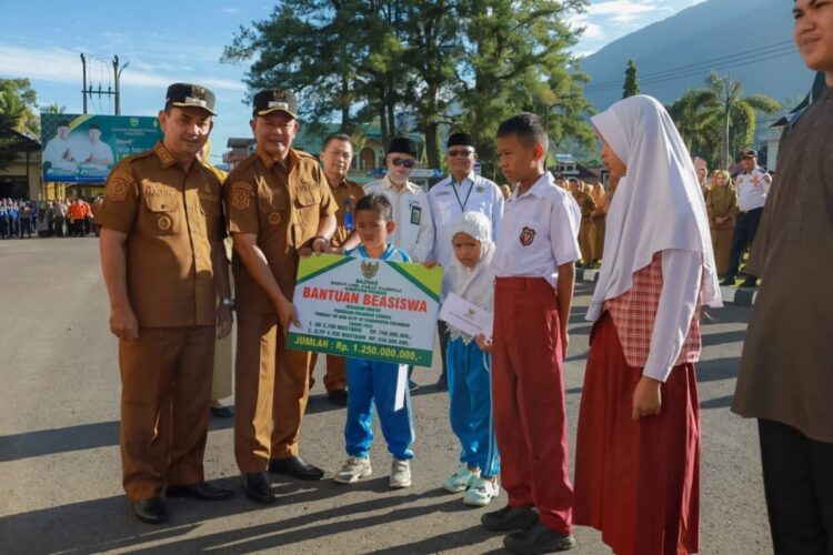 Instruksi Bupati Pasaman Welly Suhery, Pemkab Pasaman Larang Jual Beli LKS di Sekolah 1 SERAGAM GRATIS— Bupati Pasaman Welly Suhery bersama Wabup Parulian Dalimunthe menyerahkan seragam sekolah gratis untuk siswa.