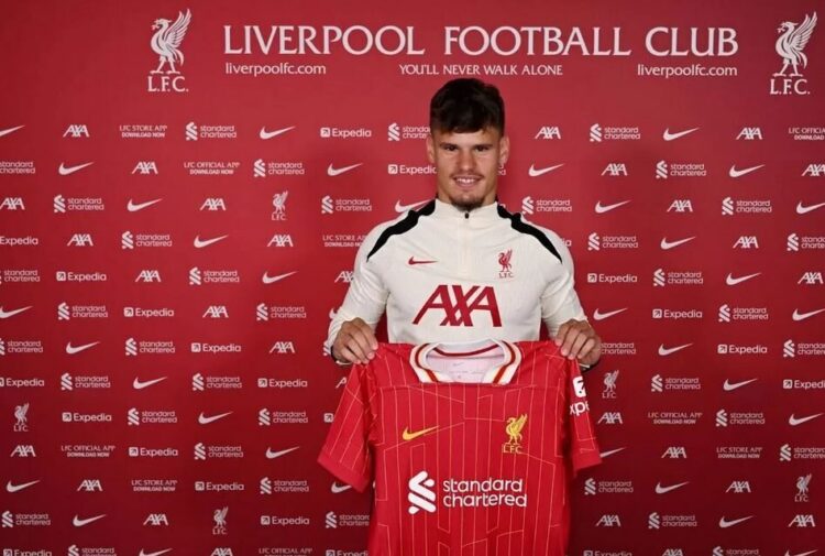 Milos Kerkez Resmi Bergabung, Nomor Punggung di Liverpool Masih Jadi Misteri 1 RESMI— Perkenalan Milos Kerkez setelah resmi bergabung dengan Liverpool.