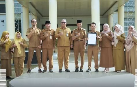 UKPBJ Solsel Capai Kematangan Proaktif 1 FOTO BERSAMA—Wakil Bupati Solok Selatan Yulian Efi foto bersama usai kegiatan.