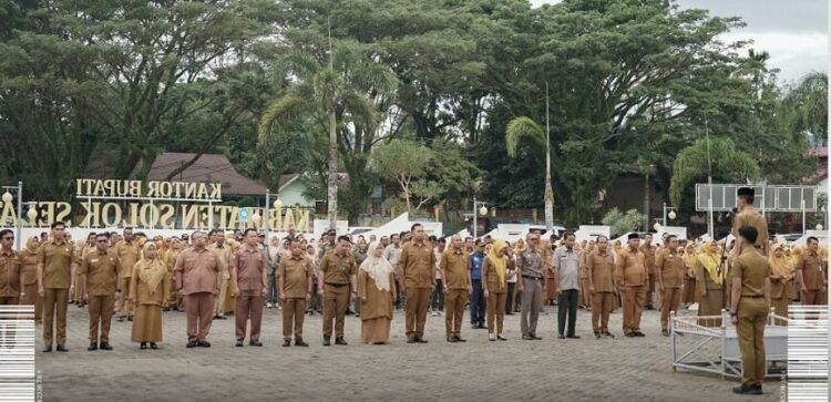 APEL GABUNGAN— Wakil Bupati Solok Selatan H. Yulian Efi memberikana rahan saat apel gabungan ASN Pemkab Solok Selatan 
di Halaman kantor bupati,Senin (7/7) pagi.
