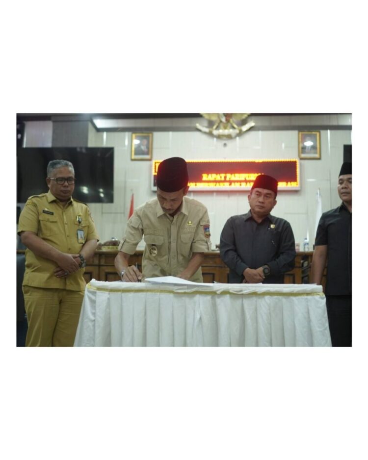 Resmi Jadi Perda, RPJMD Solsel 2025-2029 Ketuk Palu 1 TEKEN RANPERDA —Wakil Bupati Solok Selatan H. Yulian Efi tandatangani ranperda RPJMD Solsel 2025-2029.