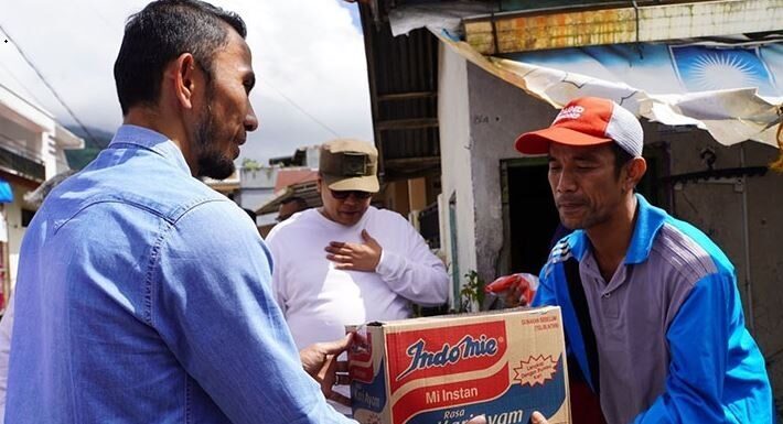 Warga Kurang Mampu Dapat Sembako dan Uang Tunai 1 SERAHKAN PAKET SEMBAKO— Wakil Wali Kota Padang Panjang Allex Saputra menyerahkan paket bantuan sembako dan uang tunai untuk warga kurang mampu.