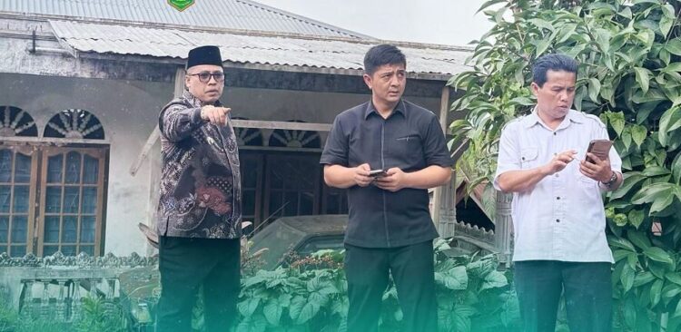 Hendri Arnis Soroti Semak Belukar dan Kabel Semrawut di 2 Kelurahan 1 TIDAK TERURUS— Wali Kota Padang Panjang Hendri Arnis melihat lokasi di salah satu kelurahan yang dipenuhi semak belukar dan tak terurus saat saat inspeksi mendadak (sidak) di dua kelurahan, kemarin.