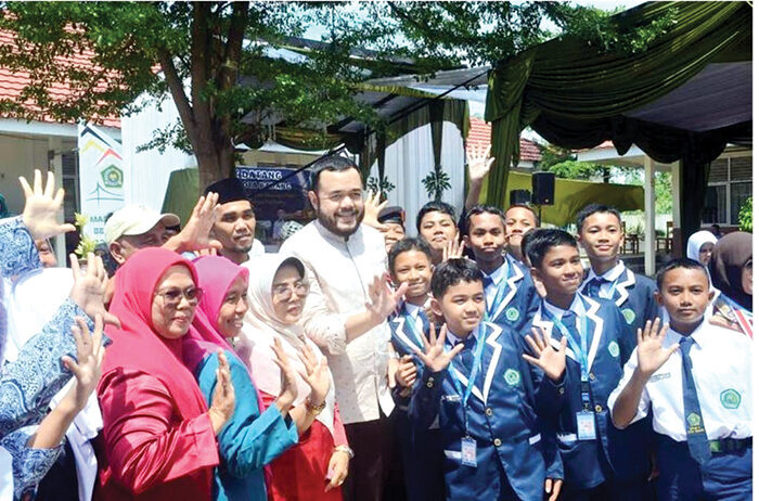 Wako Resmikan 3 Gedung Belajar, dan 5 Toilet Baru MTsN 5 Padang 1 FOTO BERSAMA— Wako Padang Fadly Amran, berfoto bersama dengan para siswa dan majelsi guru usai meresmikan tiga gedung belajar dan lima unit toilet baru di MTsN 5 Padang, Rabu (16/7). Peresmian ditandai dengan penandatanganan prasasti oleh Wali Kota Fadly Amran, bersama Kepala Kemenag Kota Padang, Edy Oktafiandi, serta Ketua Komite MTsN 5 Padang, Irwan Basir Dt Rajo Alam.