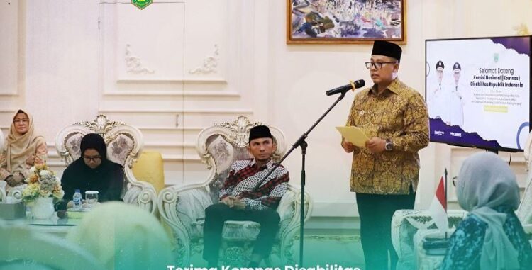 Terima Komnas Disabilitas, Pemko Komit Wujudkan Padang Panjang menjadi Kota Inklusif 1 KUNJUNGAN KOMNAS DISABILITAS— Wali Kota Padang Panjang, Hendri Arnis saat menerima rombongan tim Komnas Disabilitas, di Rumah Dinas Wali Kota. Audiensi ini bertujuan memperkuat komitmen bersama dalam mewujudkan Padang Panjang sebagai kota yang inklusif dan ramah disabilitas.