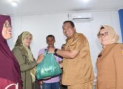 Wako Serahkan Bantuan Bibit Penyediaan dan Penyaluran Pangan Pokok 12 KWT