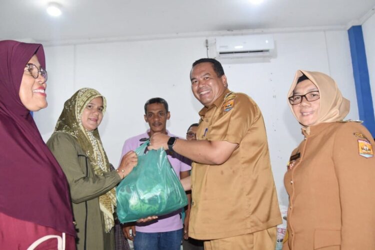 SERAHKAN BANTUAN BIBIT—Wali Kota Pariaman Yota Balad saat menyerahkan bantuan bibit untuk KWT.