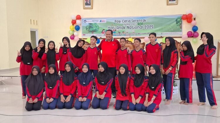 Wako Ajak Seluruh Anak untuk Menjadi Anak Hebat, Berakhlak Mulia 1 FOTO BERSAMA— Wali Kota Pariaman Yota Balad bersama pelajar SMPN 2 Kota Pariaman di, Desa Kampung baru, Kecamatan Pariaman Tengah Kota Pariaman, saat merayakan Hari Anak Nasional, 23 Juli 2025.