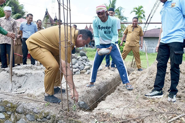 Rumah Tidak Layak Huni Milik Keluarga Kamsani Akhirnya Direhab 1 BANTUAN RUMAH TIDAK LAYAK HUNI— Wako Pariaman Yota Balad dan Wawako Mulyadi, melakukan peletakan batu pertama bantuan Rumah Tidak Layak Huni (Rutilahu) untuk keluarga Kamsani di Dusun Tembok, Desa Toboh Palabah, Kecamatan Pariaman Selatan.