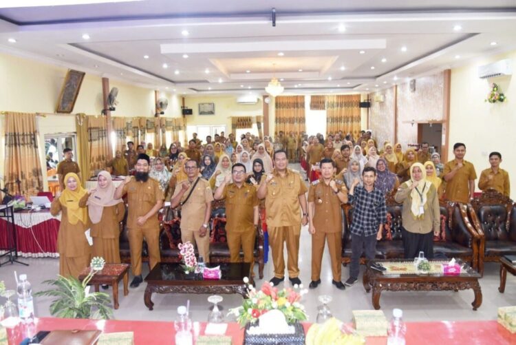 Masa Jabatan Kepala Desa menjadi 8 Tahun, Wako: Pemerintah Desa Harus Dukung Progul Pemko 1 FOTO BERSAMA—Wali Kota Pariaman Yota Balad foto bersama dengan Kadis DPMDes Kota Pariaman Yalviendri, Tenaga Ahli Program Pembangunan usai pembukaan.