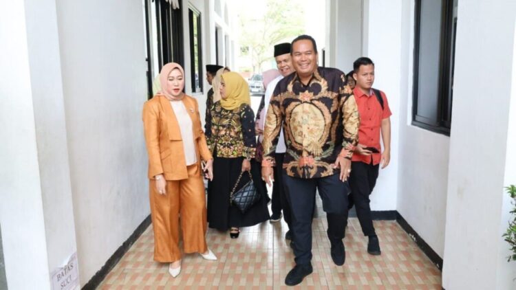 Wako Pariaman Kunjungi Yayasan PASIM Sukabumi 1 KUNJUNGI YAYASAN PASIM— Wali Kota Pariaman Yota Balad dan rombongan Pemerintah Kota Pariaman mengunjungi Yayasan PASIM Sukabumi, di Kompleks Pendidikan PASIM, Kota Sukabumi, Provinsi Jawa Barat,