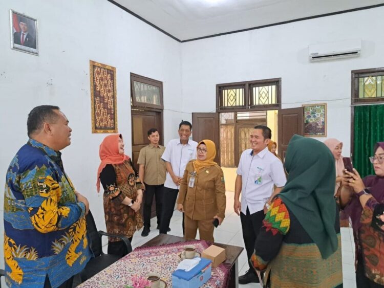 Wali Kota Pariaman Yota Balad, Pimpinan Rombongan Benchmarking Program Jaminan Sosial Ketenagakerjaan 1 PIMPIN—Wali Kota Pariaman Yota Balad , saat pimpin rombongan Pemerintah Kota Pariaman, Benchmarking Program Jaminan Sosial Ketenagakerjaan bagi pekerja rentan sektor Informal ke Kota Pekalongan.