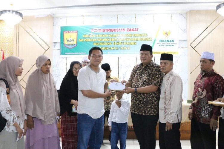 Program Pariaman Makmur dan Pariaman Sehat, 275 Mustahik Terima Dana Zakat 1 SERAHKAN DANA ZAKAT— Wali Kota Pariaman Yota Balad menyalurkan program dana zakat Baznas program Pariaman Makmur (Ekonomi Produktif) dan program Pariaman Sehat (Santunan Biaya Berobat).