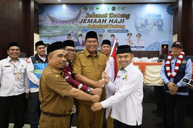 Jemaah Haji Pariaman Sampai di Tanah Air, Yota Balad: Semoga jadi Haji Mabrur 1 SAMBUT KEPULANGAN JEMAAH— Wali Kota Pariaman Yota Balad saat menyambut jamah haji asal Kota Pariaman.