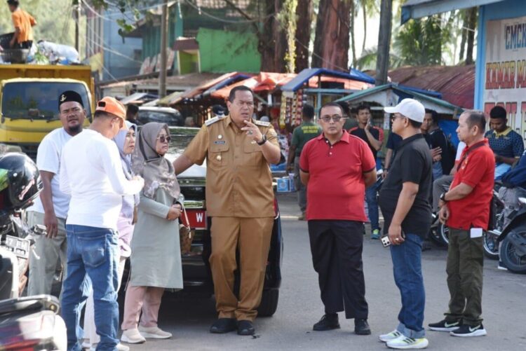 Tabuik Tahun 2025, Wako Yota Balad Sidak, Semua ASN Pungut Sampah 1 SIDAK— Wali Kota Pariaman Yota Balad sidak saat ASN melakukan aksi pemungutan sampah di kawasan pantai.