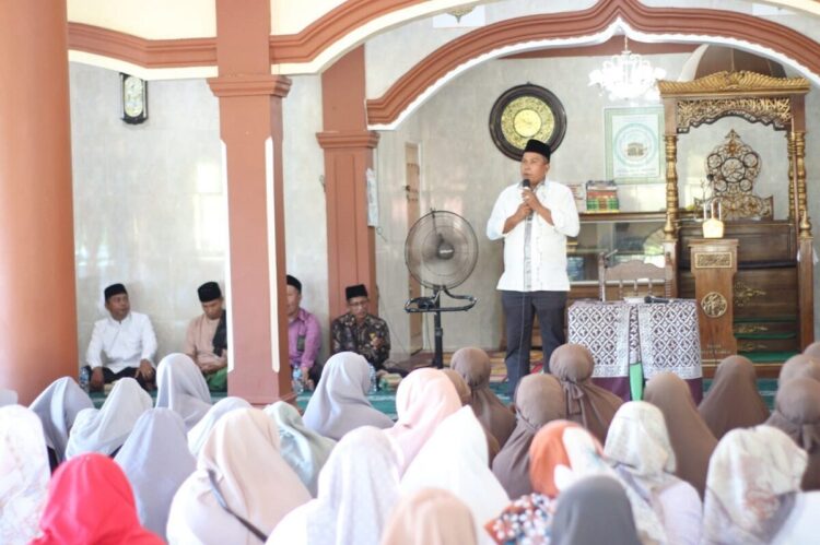 Pererat Ukhuwah Islamiyah dan Sinergi Antar Elemen Masyarakat 1 SAMBUTAN— Wawako Pariaman Mulyadi memberikan sambutan pada acara menyambut tahun baru Islam 1447 H/2025 M, di Masjid Rahmat Sintuak Sungai Rambai, Kecamatan Pariaman Utara, Kota Pariaman,