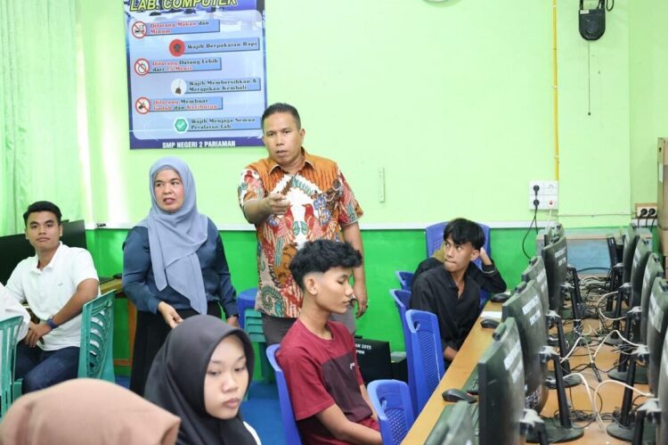 TINJAU TPA— Wakil Wali Kota Pariaman Mulyadi, meninjau langsung pelaksanaan Tes Potensi Akademik (TPA) logika Universitas Nasional (Unas) Pendidikan Aplikasi Sistem Informasi Manajemen (PASIM) Bandung.