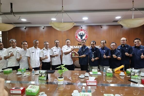 Sikapi Masalah Sampah, Pemko Pariaman Jalin Kerja Sama dengan PT SP 1 KUNJUNGAN KERJA KE SEMEN PADANG— Wakil Wali Kota Pariaman Mulyadi saat menerima cendera mata dari PT Semen Padang dalam kunjungan kerjanya di pabrik semen tersebut.