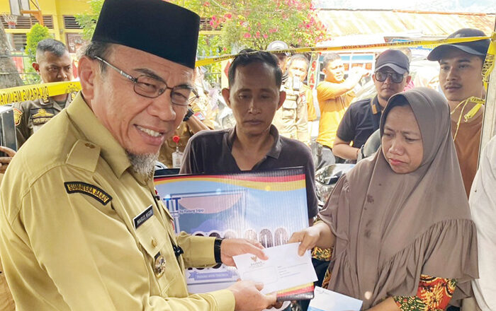 SERAHKAN BANTUAN— Wakil Wali Kota Padang, Maigus Nasir, menyerahkan bantuan Pemerintah Kota Padang untuk korban lokasi kebakaran di Jalan Ujung Tanah, RT 03 RW 09, Kelurahan Lubuk Begalung Nan XX, Kecamatan Lubuk Begalung, Senin (21/7).