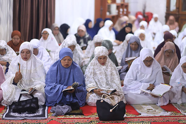 BKMT Kota Solok Gelar Yasinan dan Doa Bersama untuk Almarhumah Ermawati Suryadi 1 YASINAN— Jamaah BKMT Kota Solok menggelar yasinan dan doa bersama dengan Wakil Wali Kota Solok H. Suryadi Nurdal untuk Almarhumah Ny. Hj. Ermawati Suryadi, bertempat di kediaman rumah dinas Wawako Solok, Selasa malam (1/7).