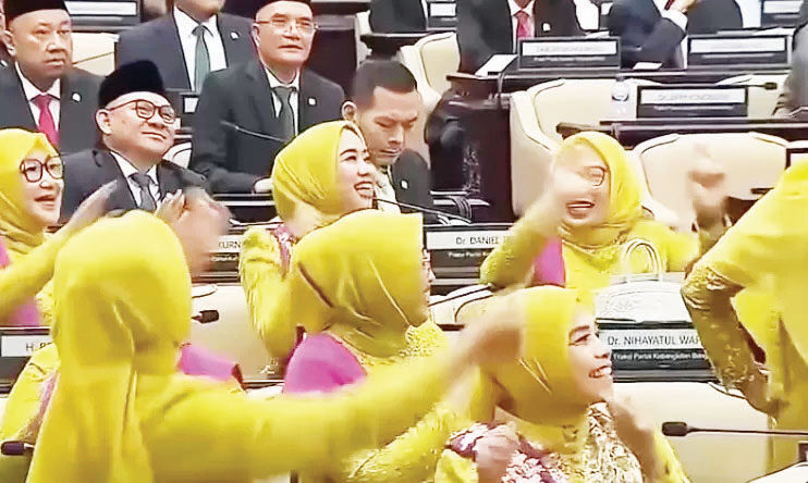 Viral Anggota DPR Joget di Sidang Tahunan MPR, Muzani: Tak Masalah, untuk Relaksasi Suasana 1 JOGET— Sejumlah anggota DPR RI berjoget usai Sidang Paripurna DPR/MPR.