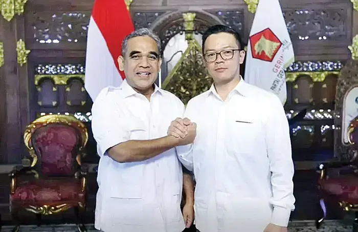 Sugiono Ditunjuk jadi Sekjen Gerindra 1 Sekjen baru— Ketua Dewan Kehormatan Partai Gerindra Ahmad Muzani berfoto bersama Sugiono sebagai Sekjen baru DPP Partai Gerindra.