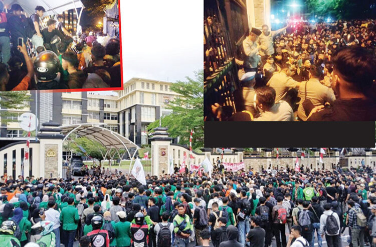 DEMO— Ratusan massa yang terdiri dari mahasiswa dan driver ojol melakukan aksi unjuk rasa di depan Mapolda Sumbar sebagai bentuk solidaritas untuk Affan Kurniawan yang tewas terlindas kendaraan taktis Brimob di Jakarta.
