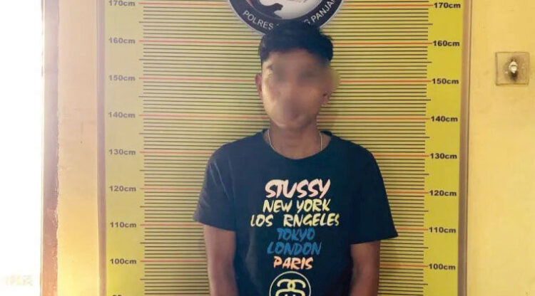 Tunggu Pembeli, Kurir Sabu Diciduk di Parkiran Hotel 1 KURIR SABU—
Pelaku SA (19) yang diduga sebagai kurir sabu ditangkap Tim Satresnarkoba Polres Padangpanjang
di parkiran hotel.