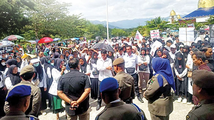 Ribuan Honorer Demo, Minta Diangkat jadi PPPK, Bertahun-tahun Mengabdi tapi Tak Diapresiasi, Berharap Bertemu Bupati untuk Dicarikan Solusi 1 DEMO— Ribuan tenaga honorer melakukan aksi demo di depan Kantor Bupati Padangpariaman untuk memperjuangkan nasib.
