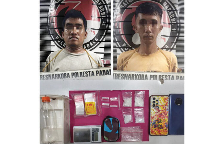 Digerebek di Kamar Kos, Dua Sekawan Kedapatan Simpan 8 Paket Sabu 1 SABU— Pelaku YP dan MF ditangkap jajaran Satresnarkoba Polresta Padang dengan barang bukti empat paket sabu.