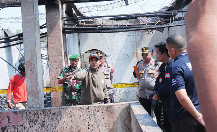 Olah TKP Kebakaran Pasar Payakumbuh, Tim Labfor Polda Riau dan Inafis Polda Sumbar Selidiki Sumber Api 1 OLAH TKP— Tim Labfor dari Polda Riau dan Tim Inafis Polda Sumbar melakukan olah TKP kebakaran Pasar Payakumbuh.