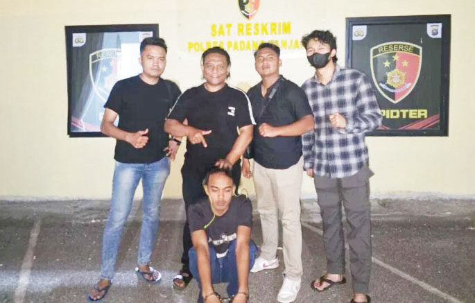 Kesal Gegara Charger Dimainkan, Pemuda Pengangguran Aniaya Ponakan Berusia 4 Tahun 1 ANIAYA PONSAKAN— Pelaku AF (20) yang melakukan penganiayaan terhadap ponakannya, ditangkap jajaran Satreskrim Polres Padangpanjang.